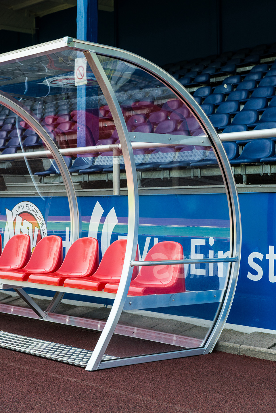 Sportpoland 09019 Zdjęcie produktu 1 - LAWKA REZERWOWYCH KABINA DLA ZAWODNIKOW EXCLUSIVE 2